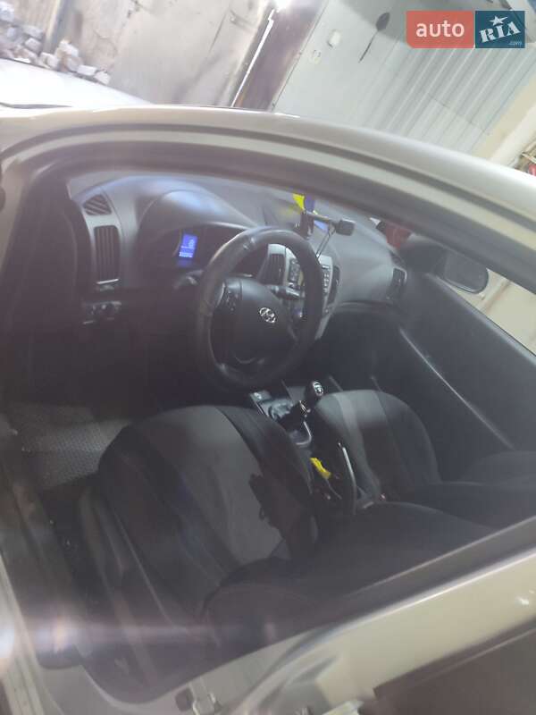 Универсал Hyundai i30 2010 в Днепре