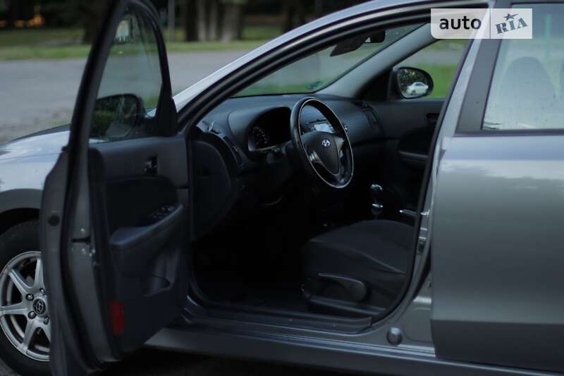 Универсал Hyundai i30 2011 в Пустомытах