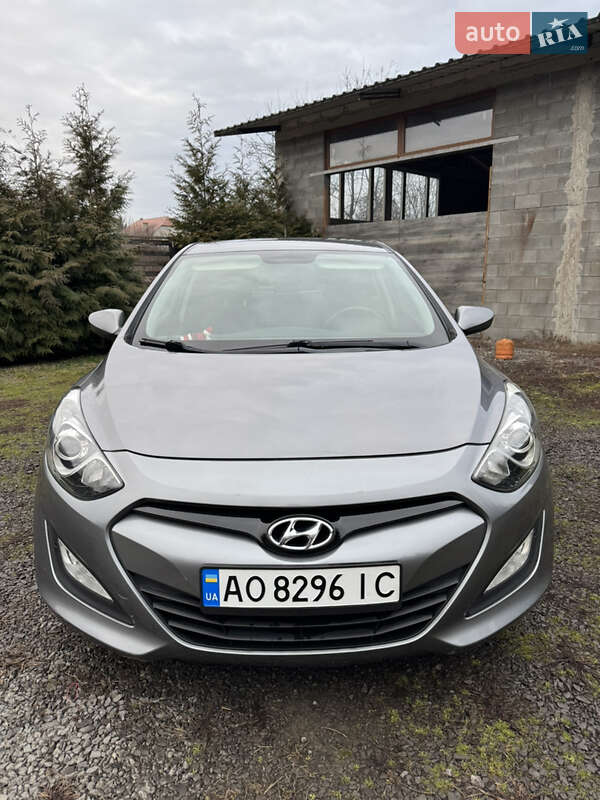 Хетчбек Hyundai i30 2013 в Ужгороді