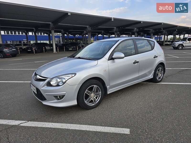 Хетчбек Hyundai i30 2011 в 