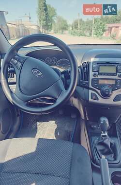 Хэтчбек Hyundai i30 2011 в 