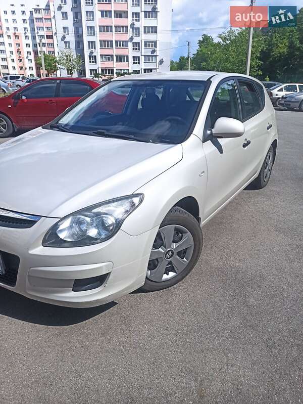 Хэтчбек Hyundai i30 2010 в 