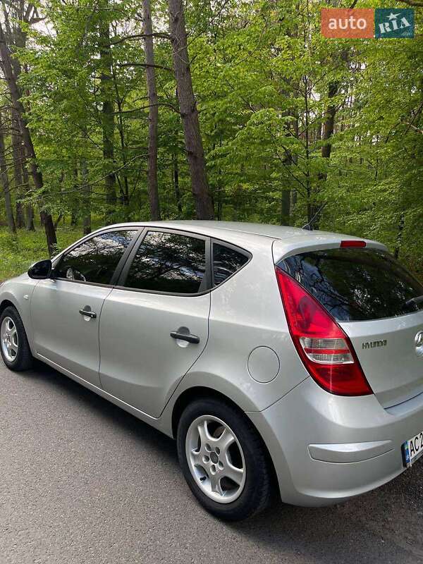 Хэтчбек Hyundai i30 2010 в Киверцах