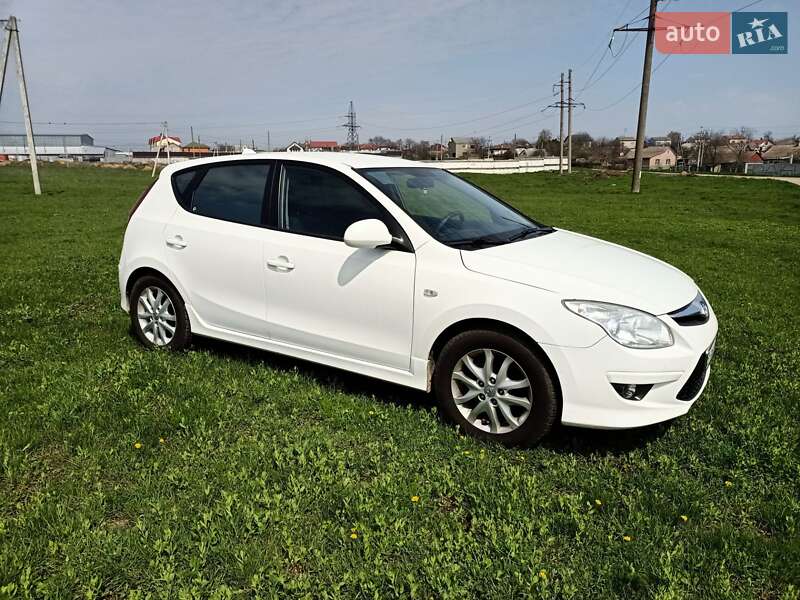 Хетчбек Hyundai i30 2012 в 