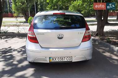 Хэтчбек Hyundai i30 2011 в 