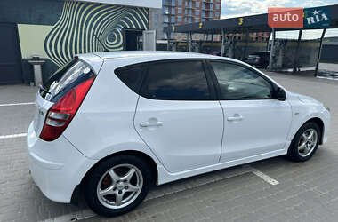 Хэтчбек Hyundai i30 2010 в 