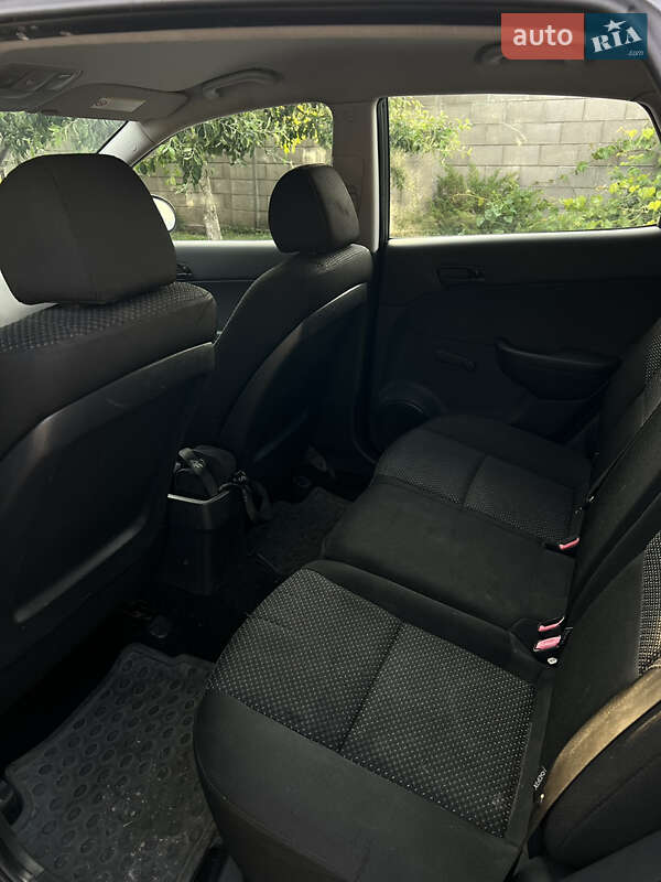 Хэтчбек Hyundai i30 2010 в Березане
