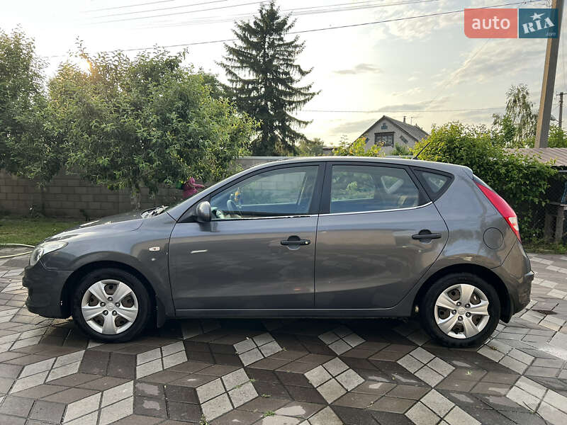 Хэтчбек Hyundai i30 2010 в Березане