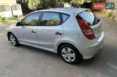 Хэтчбек Hyundai i30 2011 в 