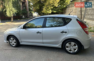 Хэтчбек Hyundai i30 2011 в 