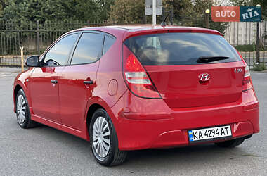Хэтчбек Hyundai i30 2010 в 