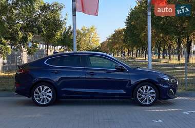 Фастбэк Hyundai i30 2019 в 
