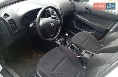 Универсал Hyundai i30 2010 в  фото 4 Универсал Hyundai i30 2010 в
