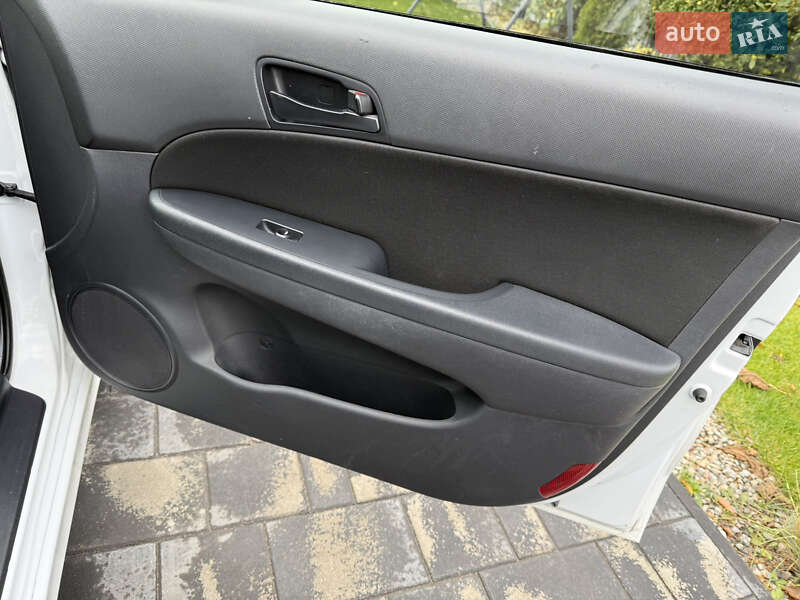 Хетчбек Hyundai i30 2010 в Дніпрі