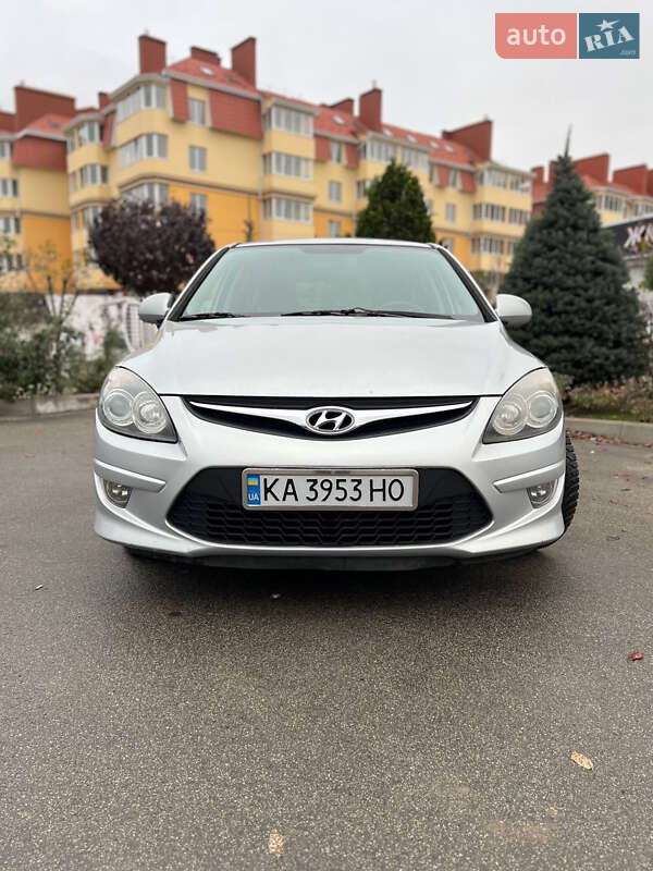 Хэтчбек Hyundai i30 2011 в Софиевской Борщаговке