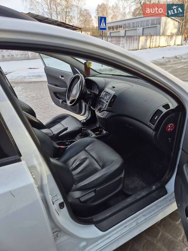 Универсал Hyundai i30 2008 в Новояворовске