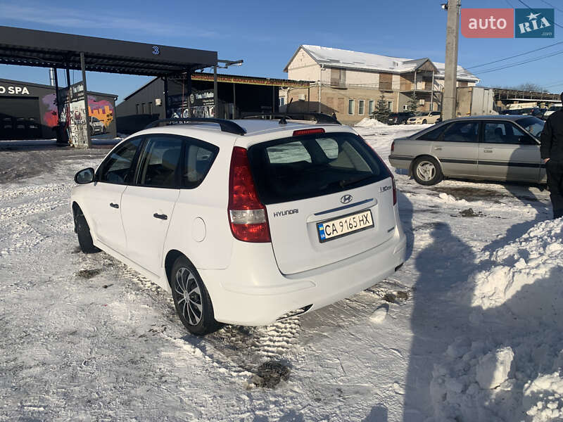 Универсал Hyundai i30 2011 в Ватутино