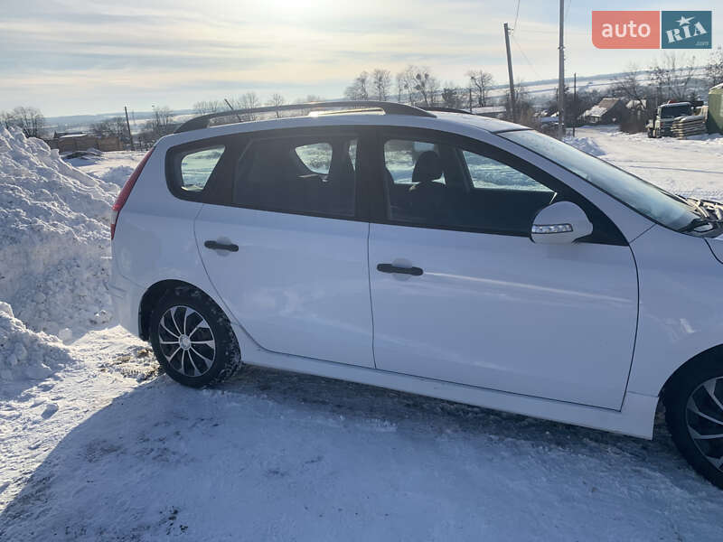 Универсал Hyundai i30 2011 в Ватутино