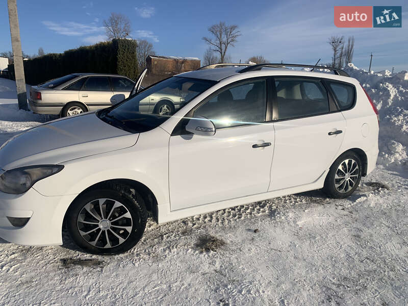 Универсал Hyundai i30 2011 в Ватутино