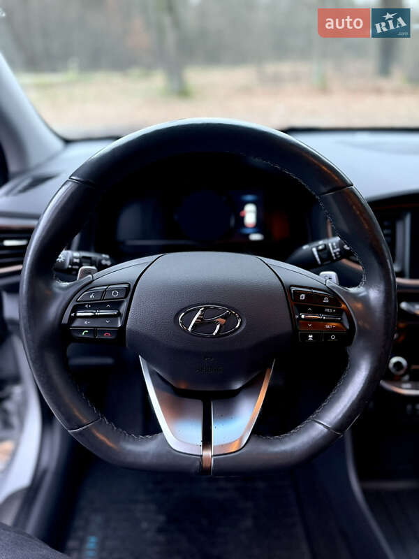 Лифтбек Hyundai Ioniq Electric 2017 в Бродах фото 27 Лифтбек Hyundai Ioniq Electric 2017 в Бродах