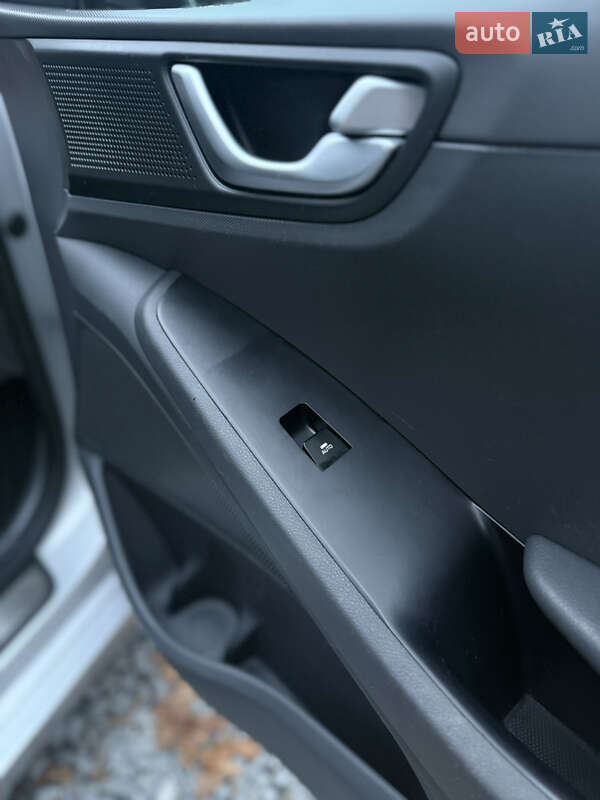 Лифтбек Hyundai Ioniq Electric 2017 в Бродах фото 41 Лифтбек Hyundai Ioniq Electric 2017 в Бродах