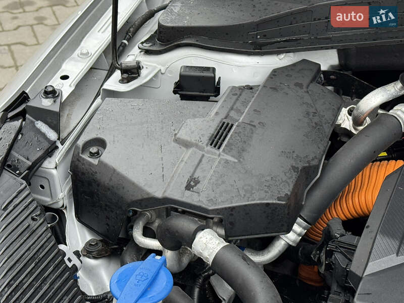 Лифтбек Hyundai Ioniq Electric 2017 в Тернополе фото 40 Лифтбек Hyundai Ioniq Electric 2017 в Тернополе