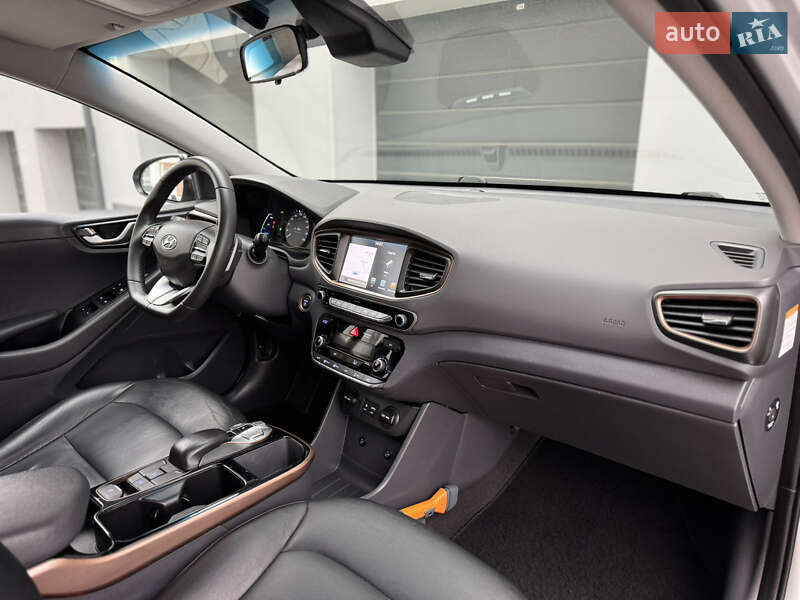 Лифтбек Hyundai Ioniq Electric 2017 в Тернополе фото 53 Лифтбек Hyundai Ioniq Electric 2017 в Тернополе