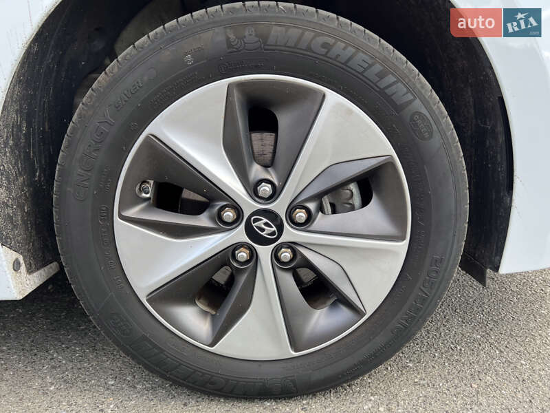 Хетчбек Hyundai Ioniq 2019 в Києві