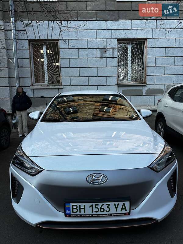Хэтчбек Hyundai Ioniq 2017 в 