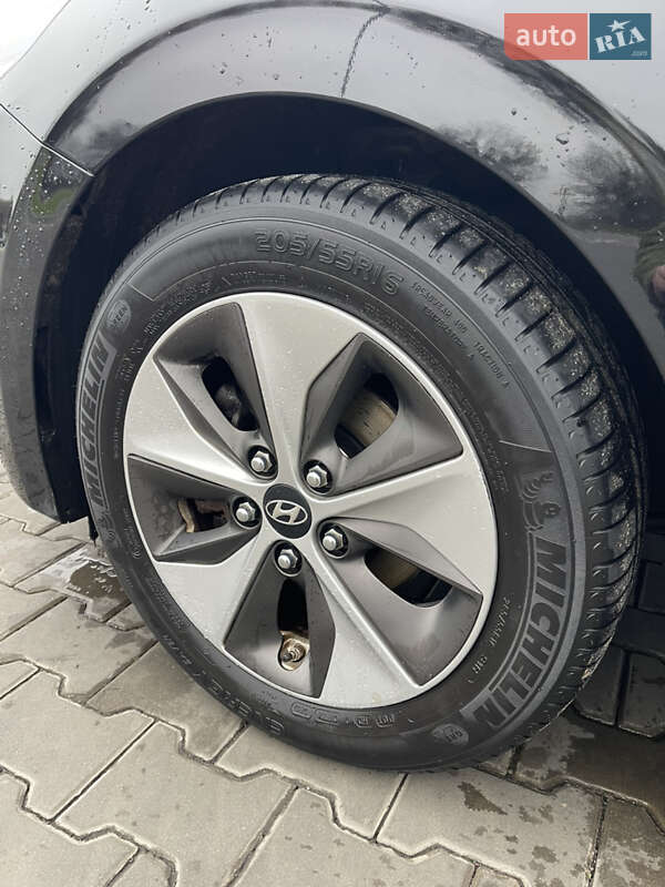 Хэтчбек Hyundai Ioniq 2017 в Луцке