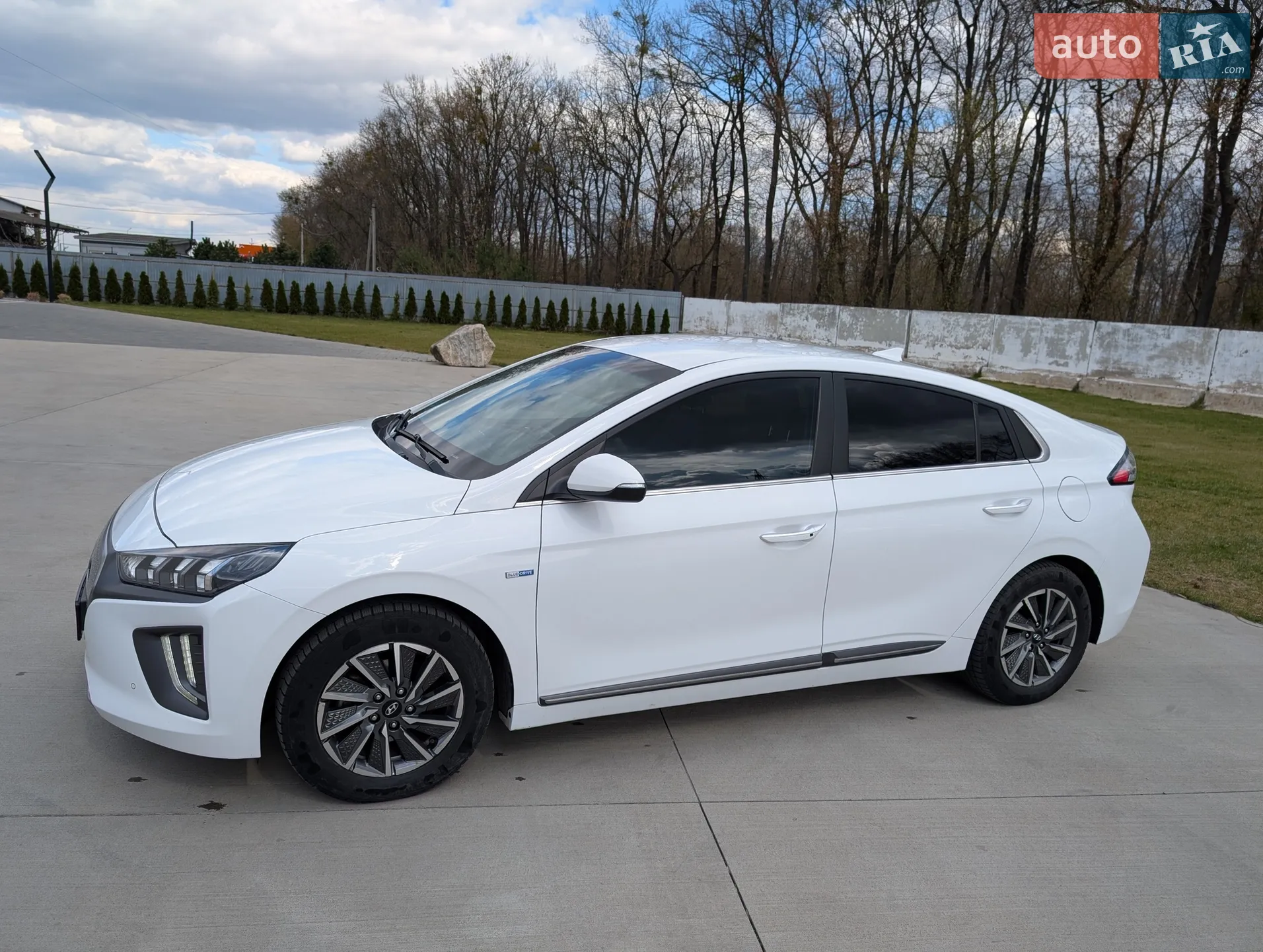 Hyundai Ioniq 2019 VIN KMHC851JFLU053455 фото оголошення 2 з 17