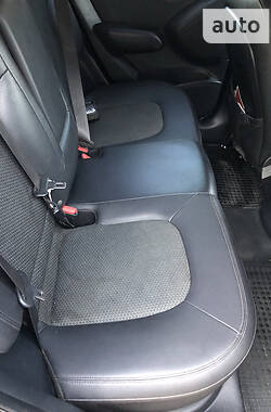 Внедорожник / Кроссовер Hyundai ix35 2010 в 