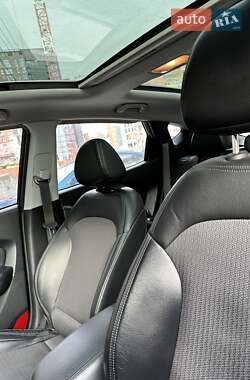 Внедорожник / Кроссовер Hyundai ix35 2010 в 