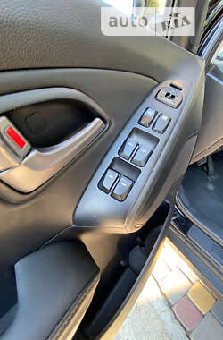 Внедорожник / Кроссовер Hyundai ix35 2011 в 