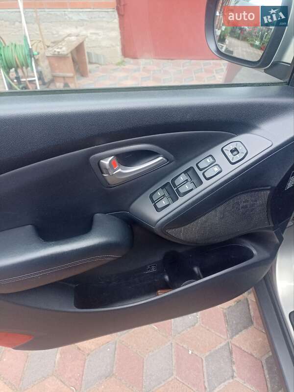 Внедорожник / Кроссовер Hyundai ix35 2011 в Звягеле