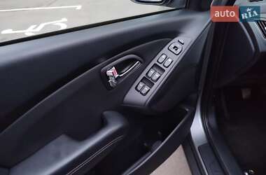 Внедорожник / Кроссовер Hyundai ix35 2011 в 