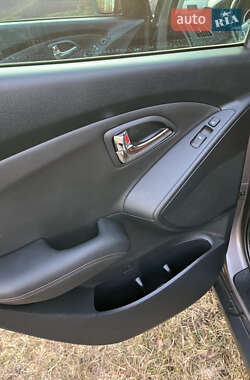 Внедорожник / Кроссовер Hyundai ix35 2011 в 