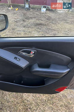 Внедорожник / Кроссовер Hyundai ix35 2011 в 