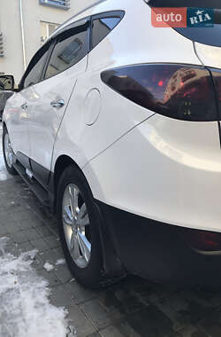 Позашляховик / Кросовер Hyundai ix35 2013 в 