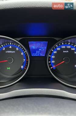 Внедорожник / Кроссовер Hyundai ix35 2011 в 