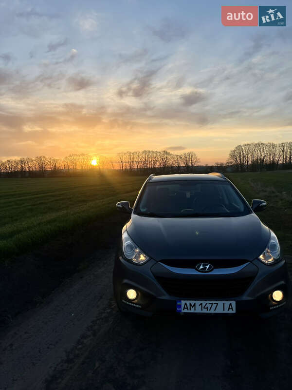 Внедорожник / Кроссовер Hyundai ix35 2011 в 