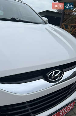 Позашляховик / Кросовер Hyundai ix35 2013 в 