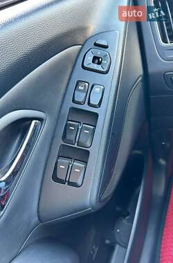 Позашляховик / Кросовер Hyundai ix35 2012 в 
