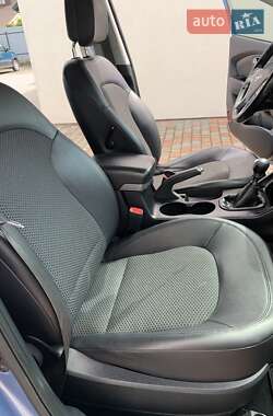 Позашляховик / Кросовер Hyundai ix35 2012 в 