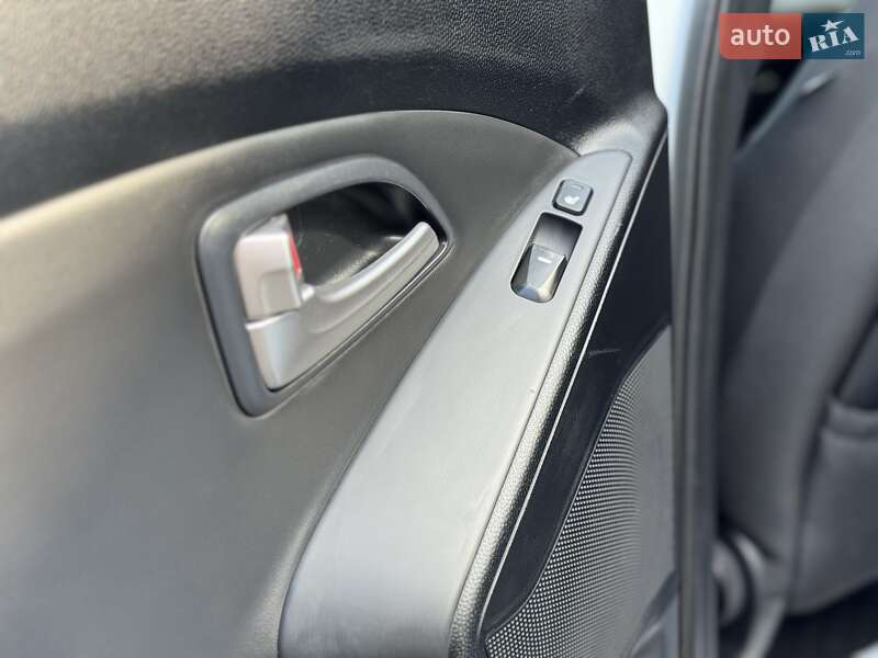 Позашляховик / Кросовер Hyundai ix35 2010 в Сумах