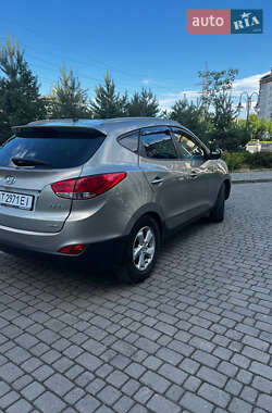 Внедорожник / Кроссовер Hyundai ix35 2010 в 