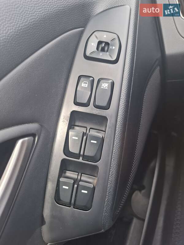 Позашляховик / Кросовер Hyundai ix35 2011 в Черкасах