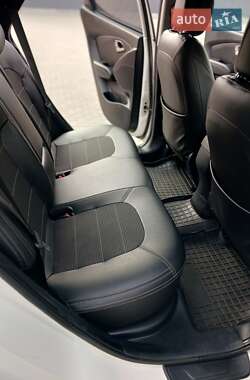Внедорожник / Кроссовер Hyundai ix35 2012 в 