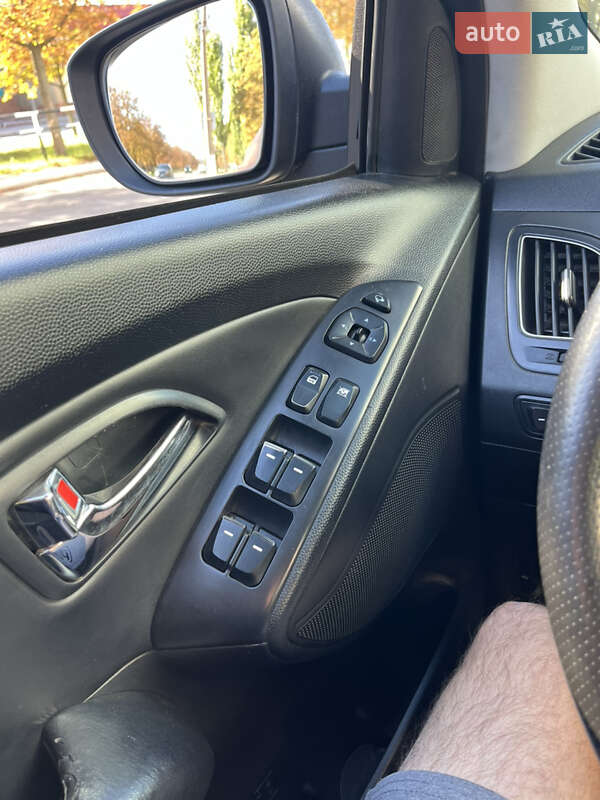 Внедорожник / Кроссовер Hyundai ix35 2010 в Кременчуге фото 10 Внедорожник / Кроссовер Hyundai ix35 2010 в Кременчуге