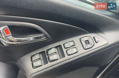 Внедорожник / Кроссовер Hyundai ix35 2011 в 